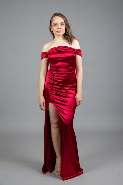 Burgundy off-shoulder ruched gown with floor-length silhouette – Art Kollocsion