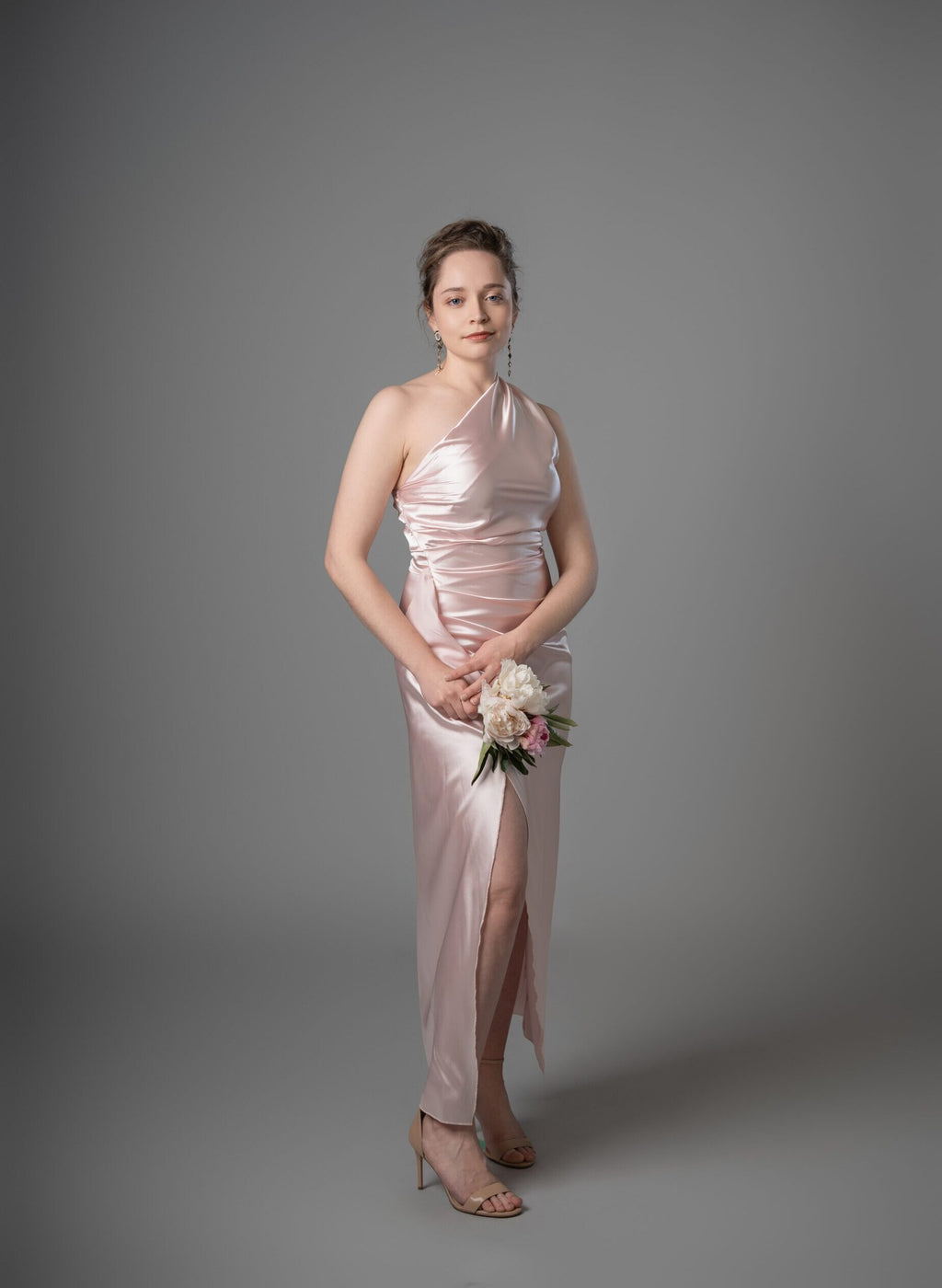 Pale pink one-shoulder bridesmaids gown with ruched bodice and high slit – Art Kollocsion