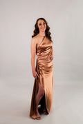Champagne satin bridesmaids dress with asymmetrical one-shoulder neckline and ruched bodice, side view – Art Kollocsion
